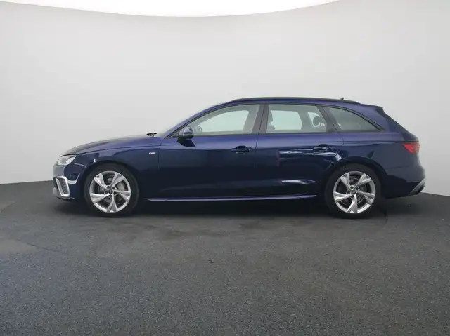 Audi A4 view 4