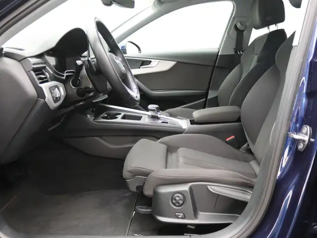 Audi A4 view 12