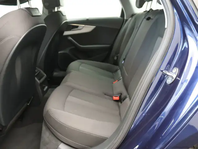 Audi A4 view 10