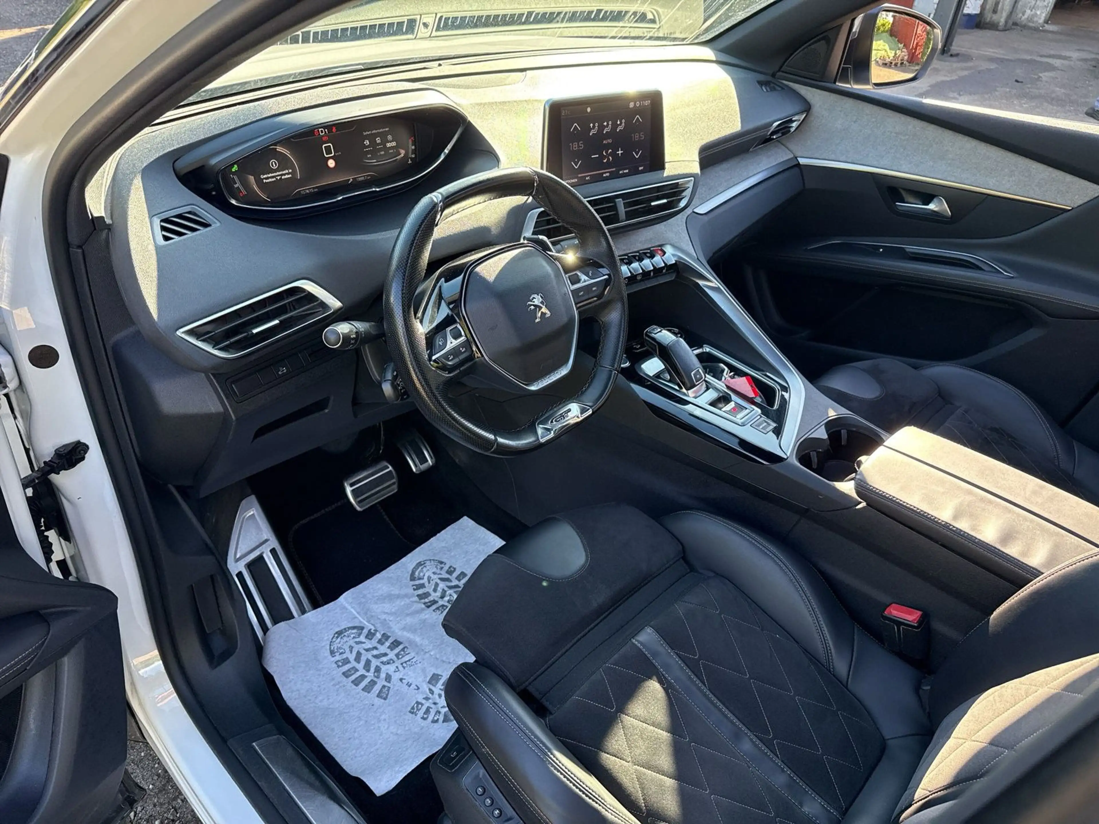 Peugeot 3008 GT — photo 11