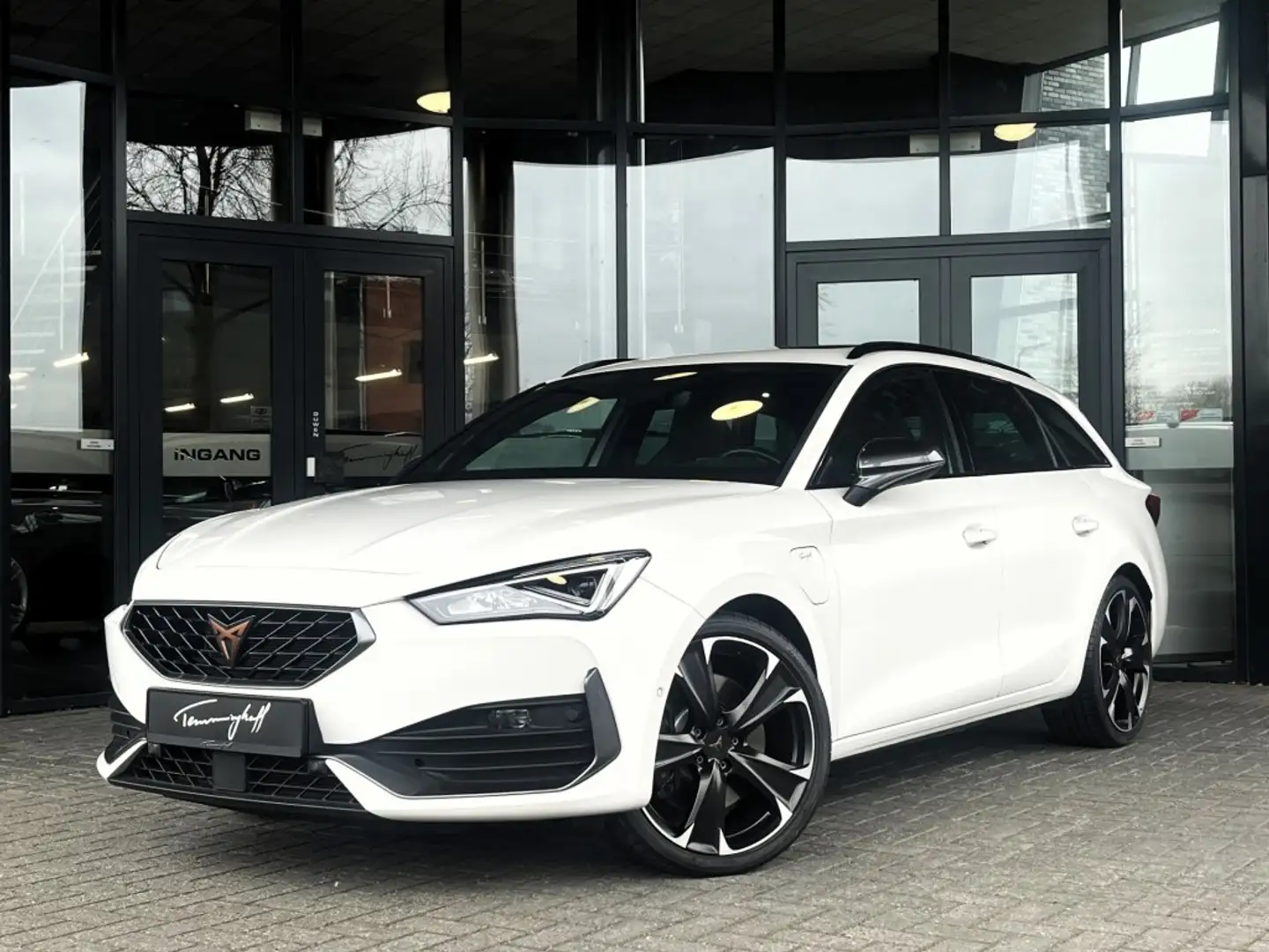CUPRA Leon 1.4 E-HYBRID VZ 245PK - PANO - CAMERA - 19 INCH Wit - 1