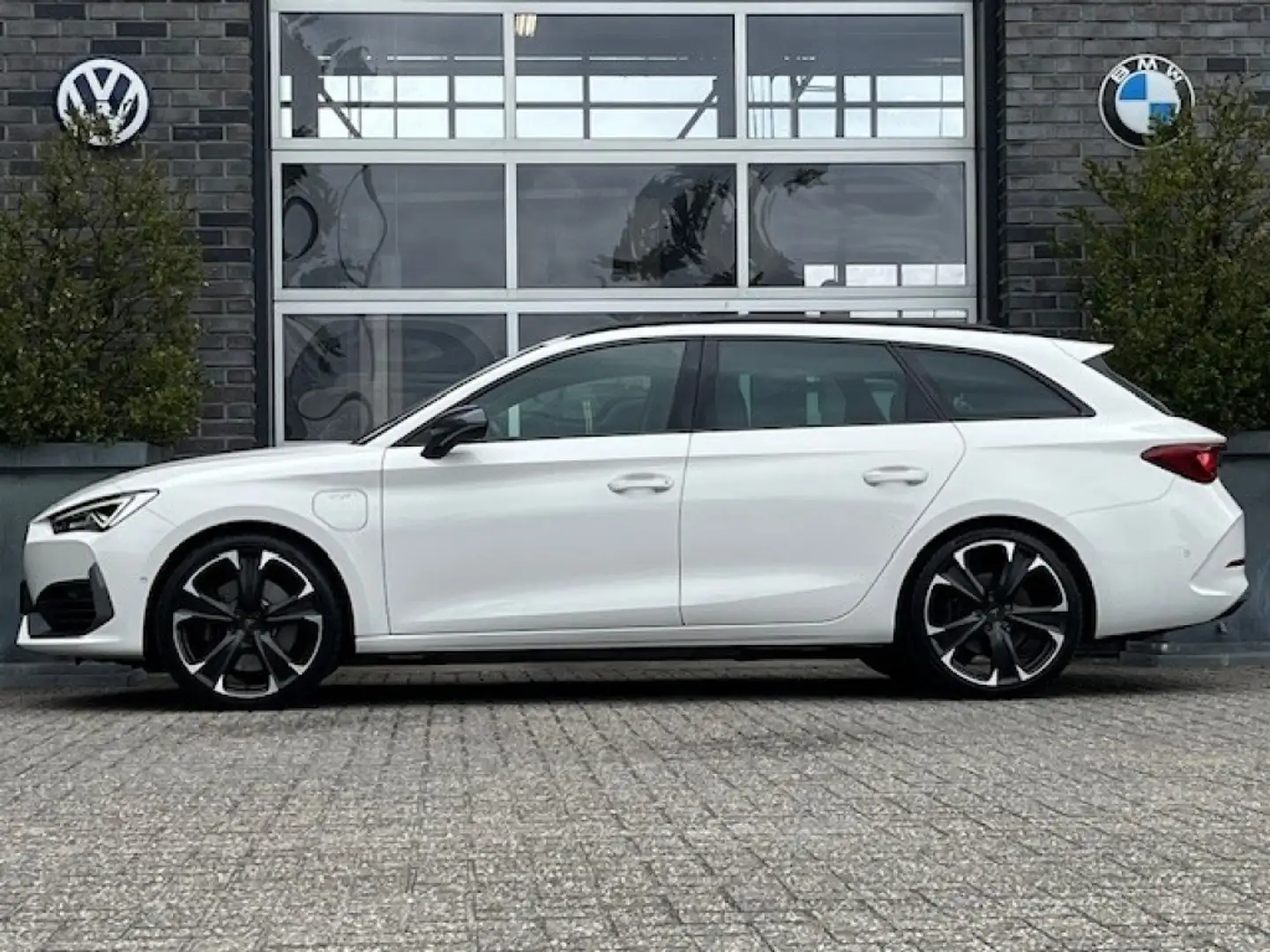 CUPRA Leon 1.4 E-HYBRID VZ 245PK - PANO - CAMERA - 19 INCH Wit - 2