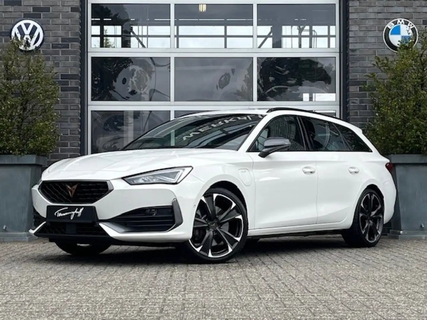 CUPRA Leon 1.4 E-HYBRID VZ 245PK - PANO - CAMERA - 19 INCH Wit - 1