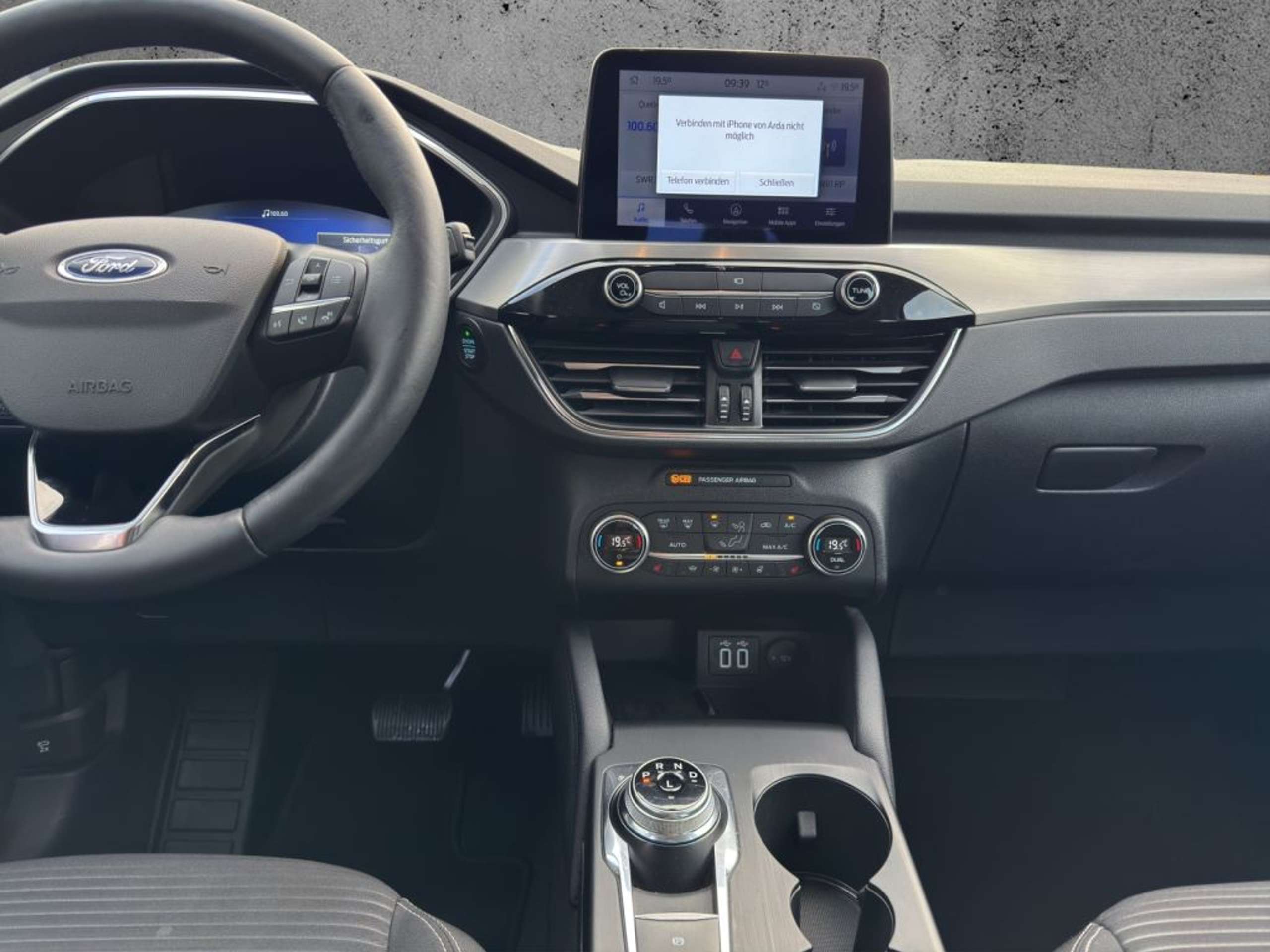 Fahrzeugabbildung Ford Kuga 2.5 Duratec PHEV TITANIUM - mit KI generiert/bearbeitet