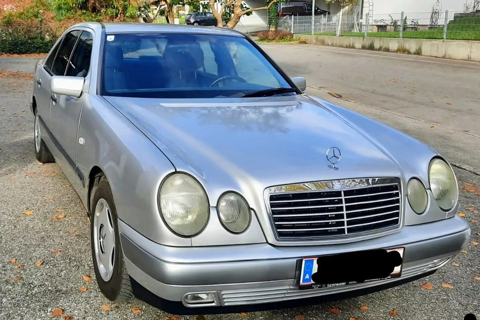 Mercedes-Benz E 200 Classic, 2 Liter,  Benziner, liebevoll gepflegt Srebrny - 1