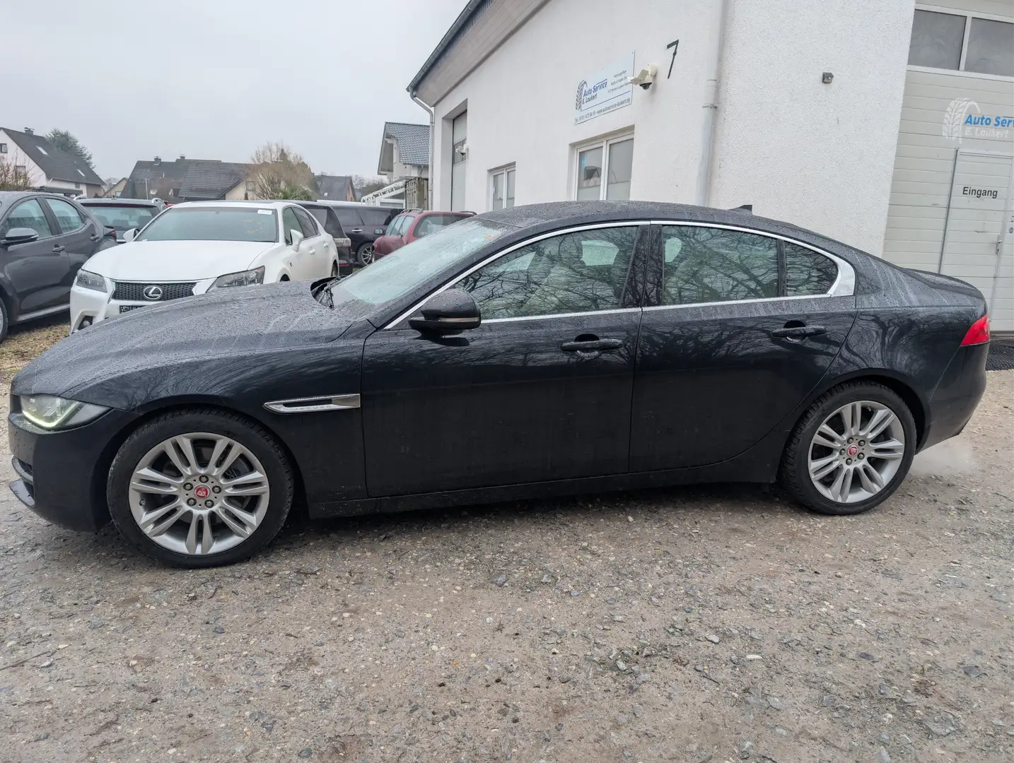 Jaguar XE 2.0T /Automatik/Leder/Navi/Xenon/AHK/Meridian Schwarz - 2