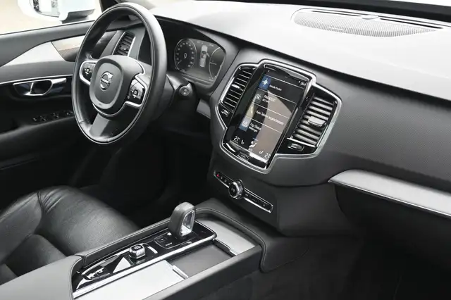 Volvo XC90 view 12