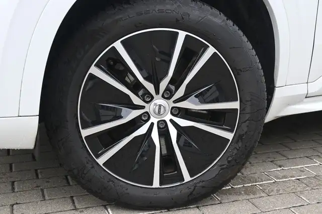 Volvo XC90 view 2
