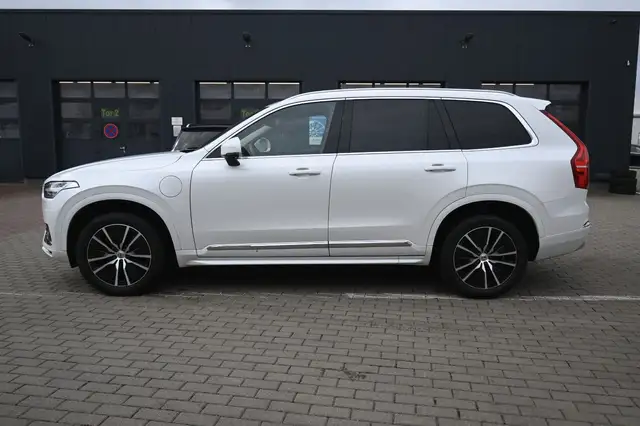 Volvo XC90 view 3