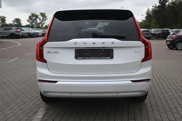 Volvo XC90 view 5