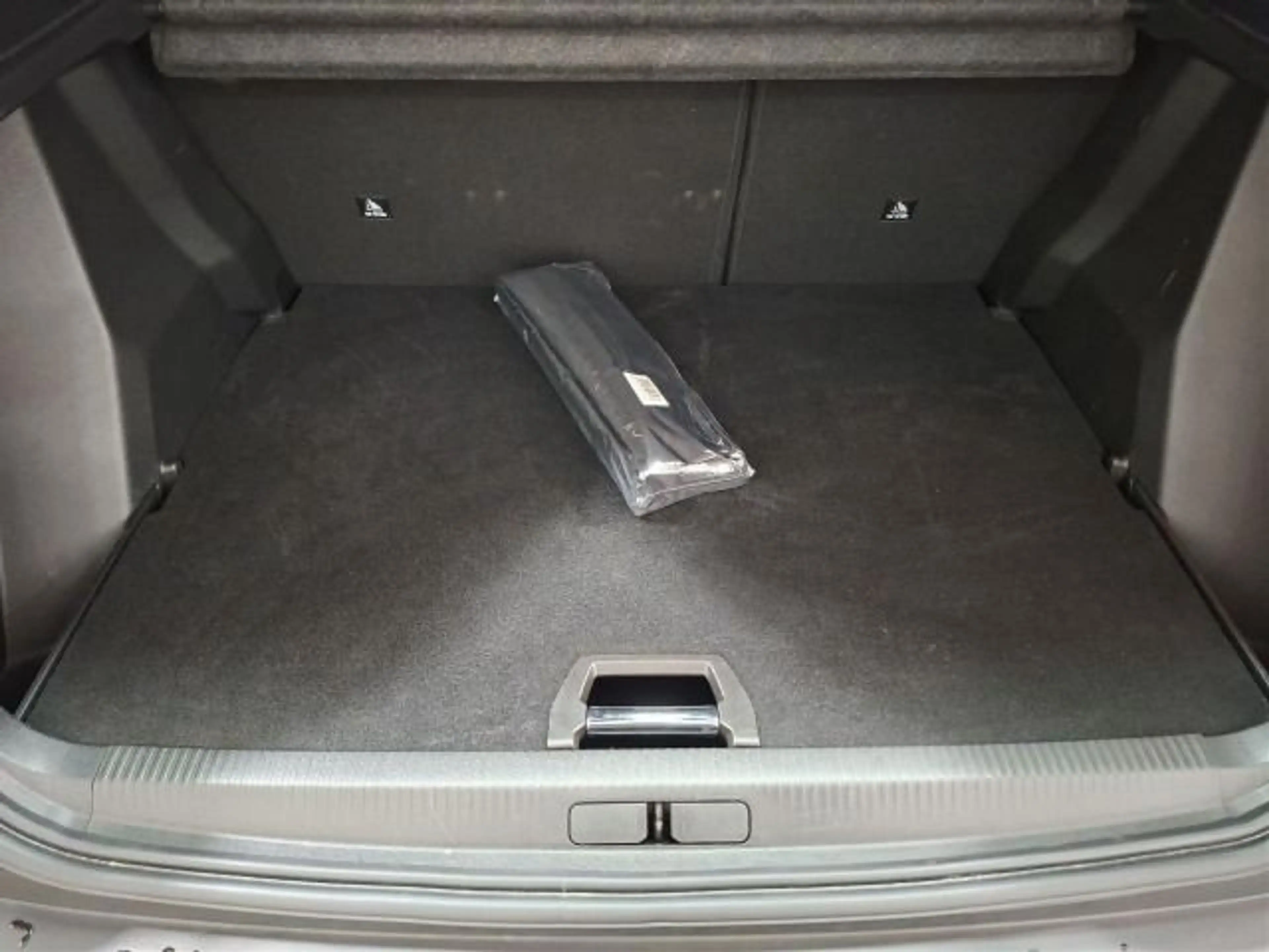 Peugeot 2008 1.2 Hybrid 145 GT Keyless 306Kamera ACC Mat — photo 8