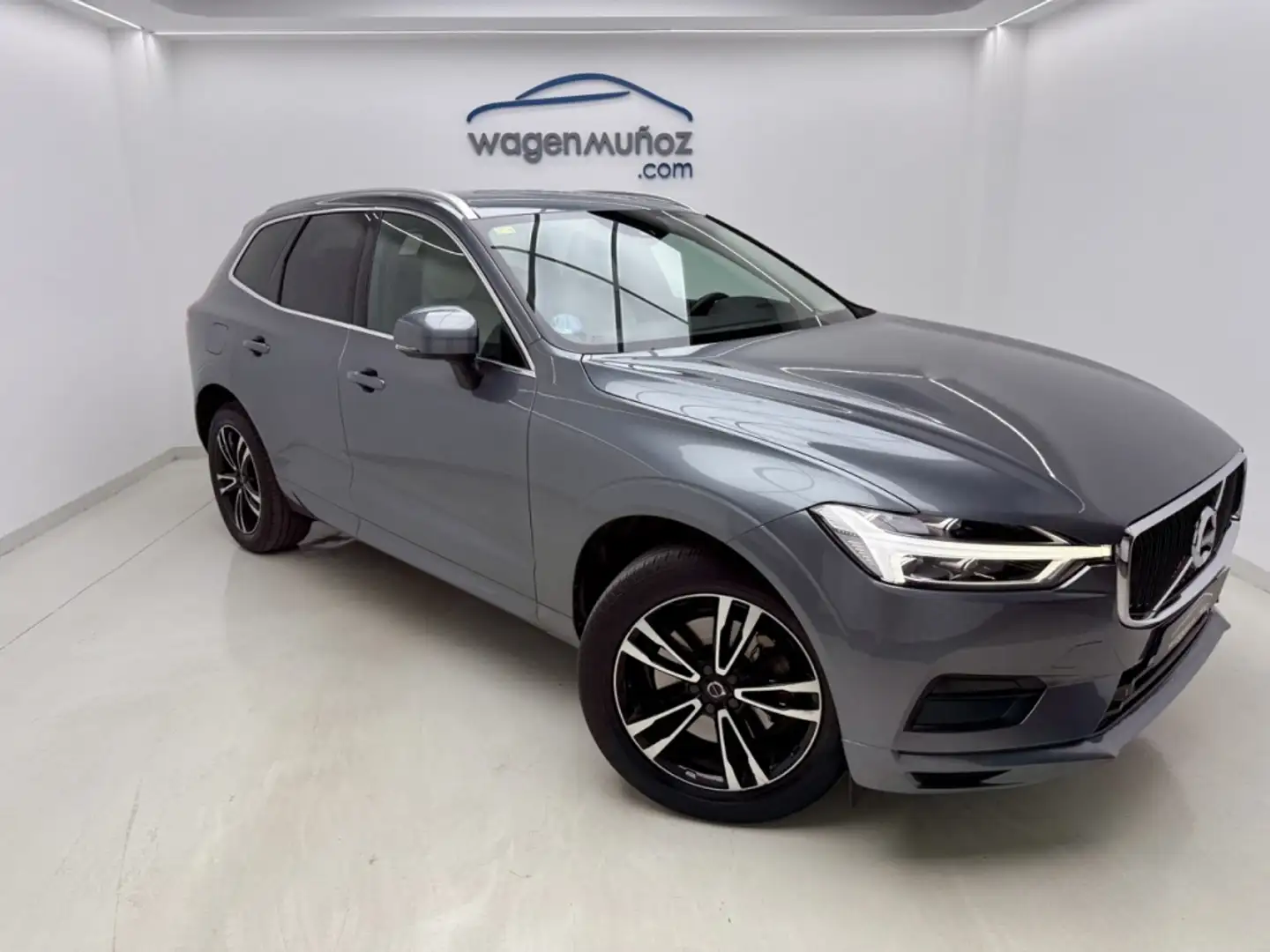 Volvo XC60 B4 Momentum Pro AWD Aut. Gris - 2