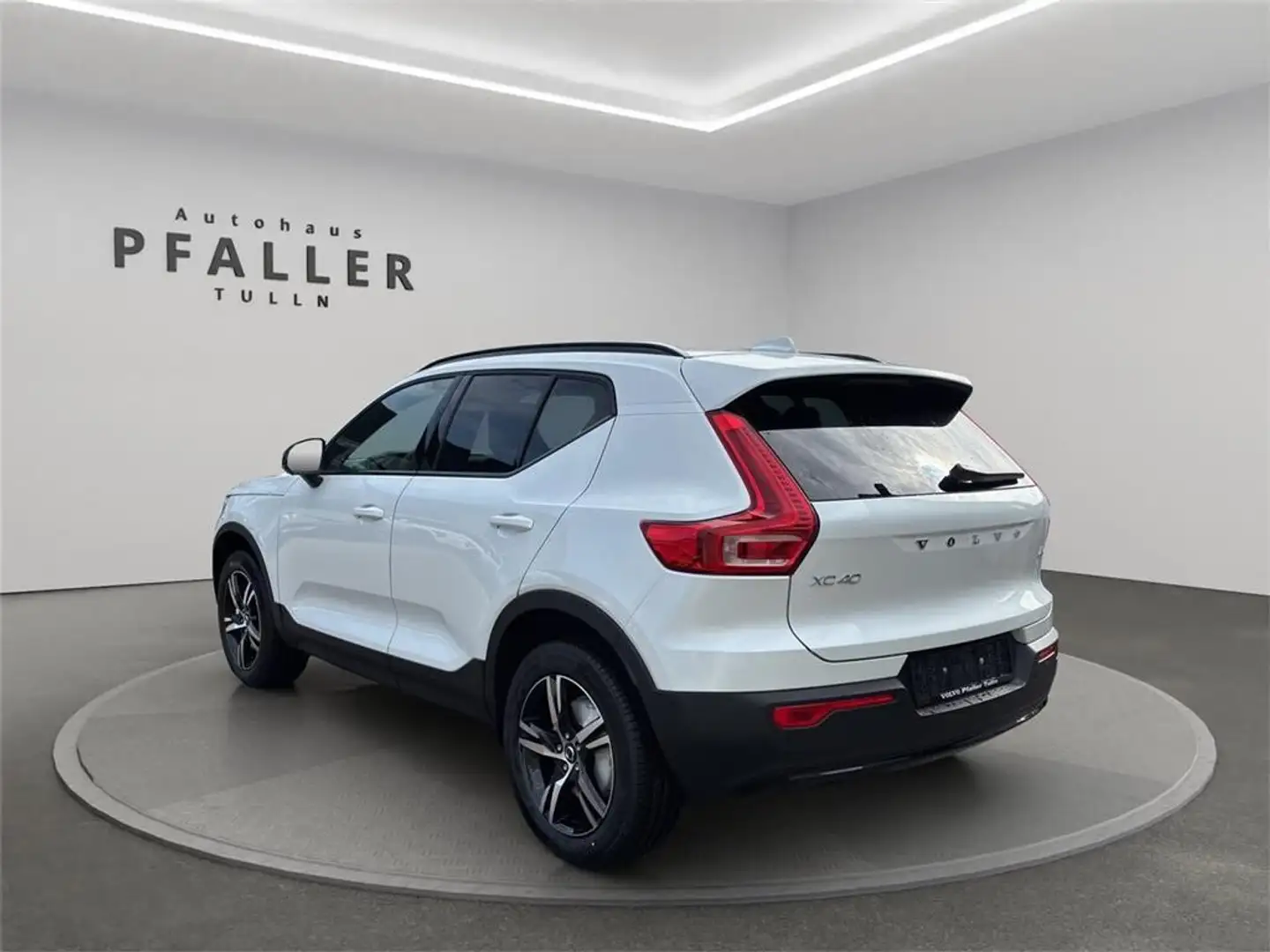 Volvo XC40 B3 Plus Dark Aut. Weiß - 2