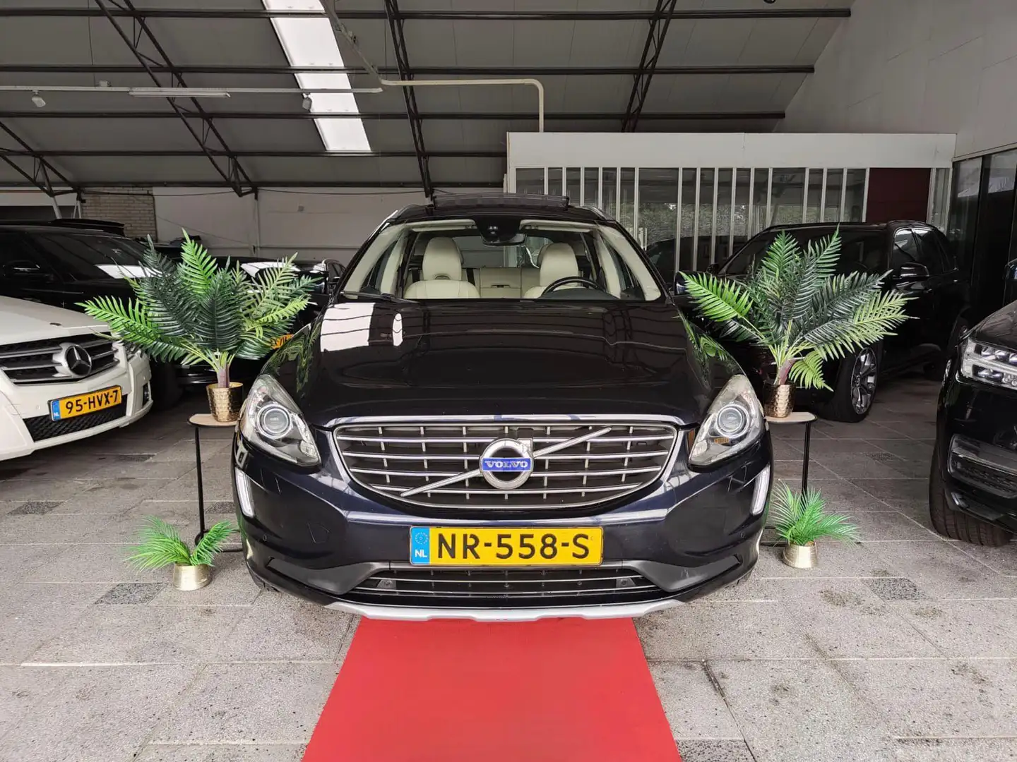 Volvo XC60 2.4 D4 AUT POLAR+ PANO FACELIFT FULL! 2017 Blauw - 1