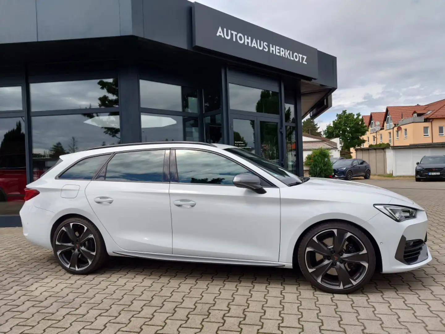 CUPRA Leon CUPRA Leon Sportstourer VZ 228kW / 310 PS 2.0 TSI Weiß - 2