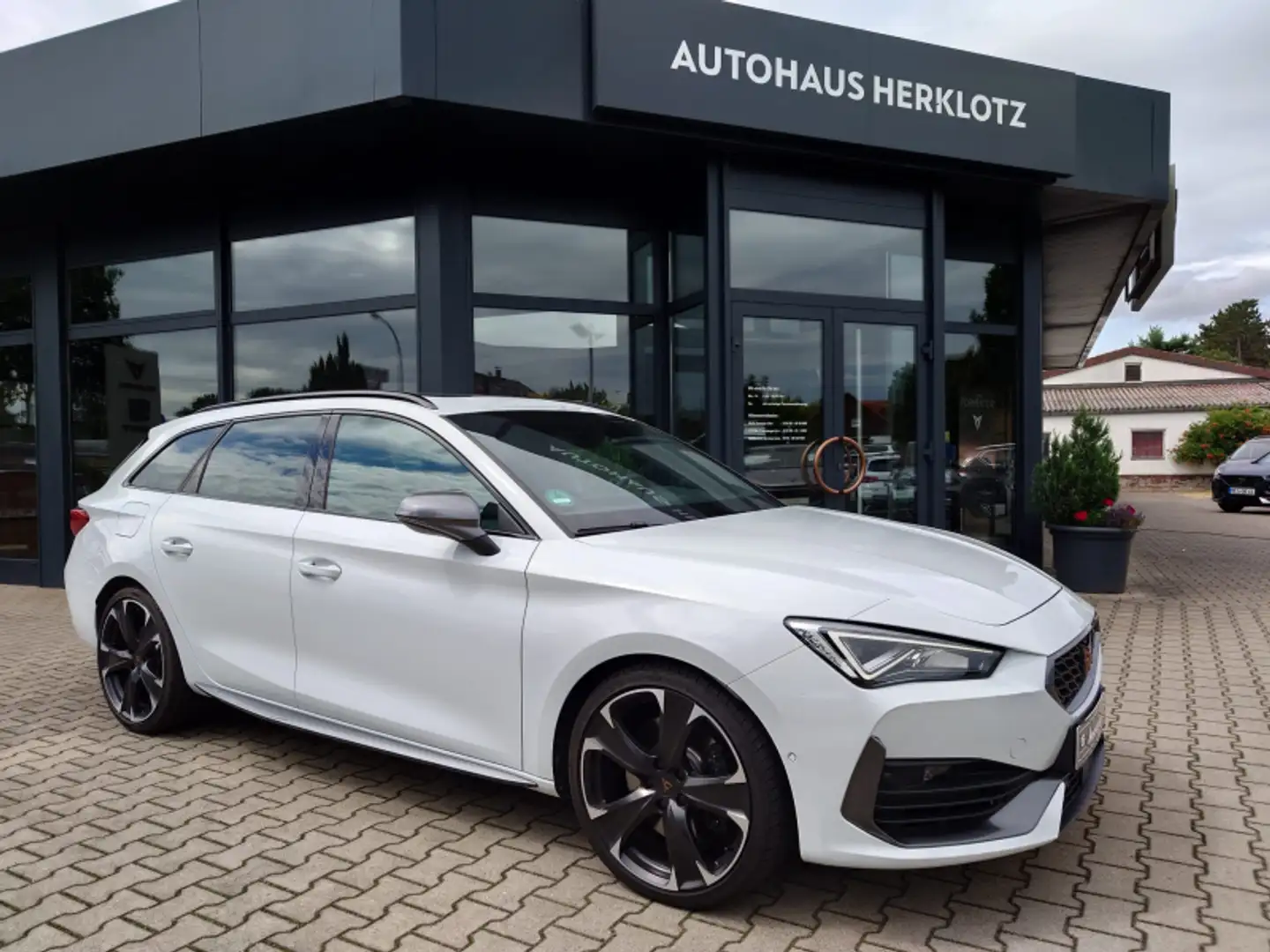 CUPRA Leon CUPRA Leon Sportstourer VZ 228kW / 310 PS 2.0 TSI Weiß - 1