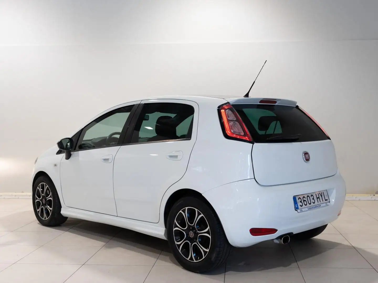 Fiat Punto 1.2 8v Pop 67 CV Gasolina Blanco - 2