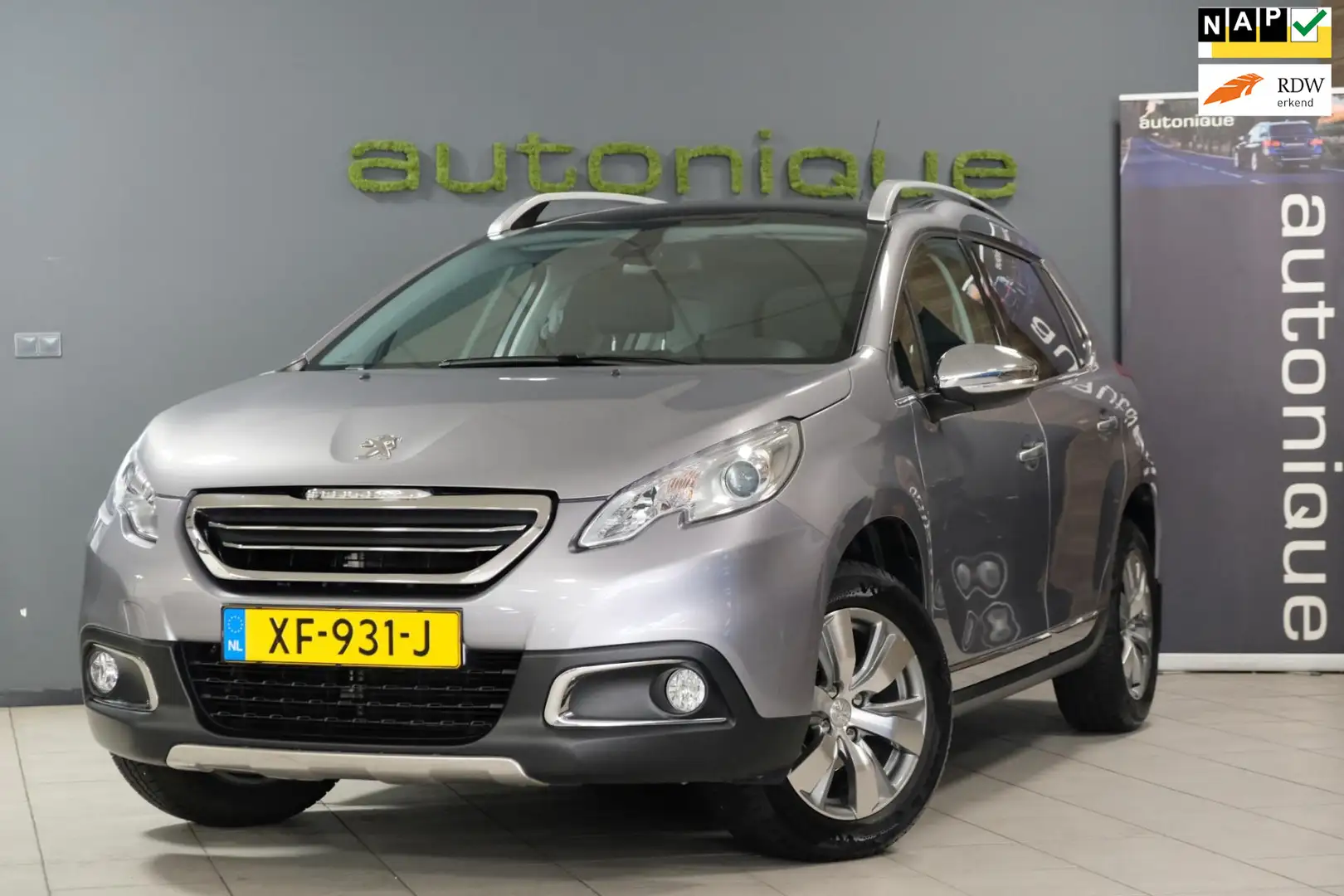 Peugeot 2008 1.2 VTi Allure Pack PANODAK|Trekhaak|Navi|All-Seas Grijs - 1