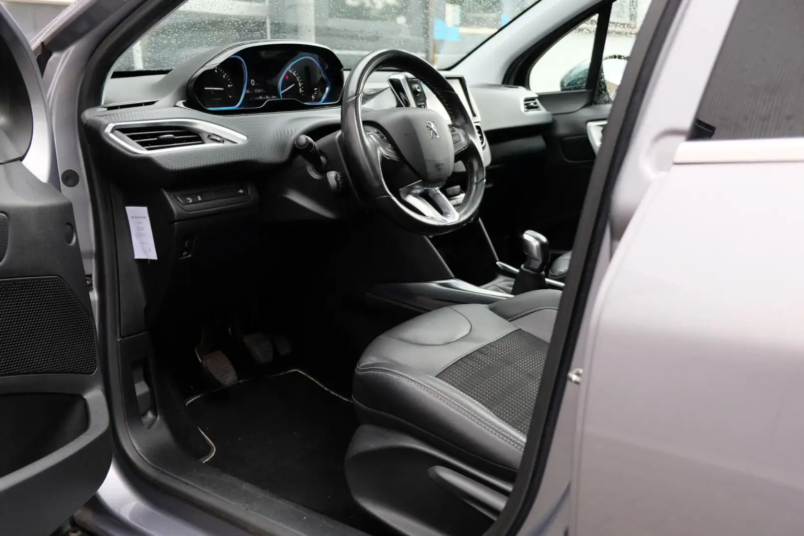 Peugeot 2008 1.2 VTi Allure Pack PANODAK|Trekhaak|Navi|All-Seas Grijs - 2