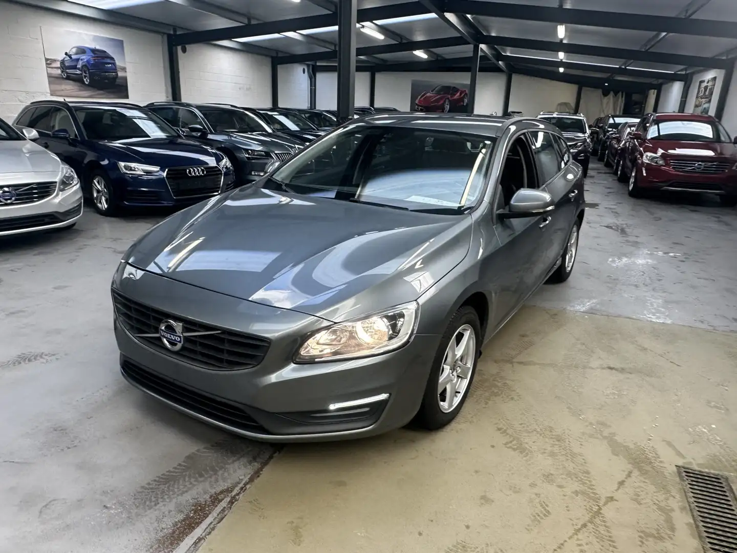 Volvo V60 2.0 T3 Kinetic CNG Gris - 1