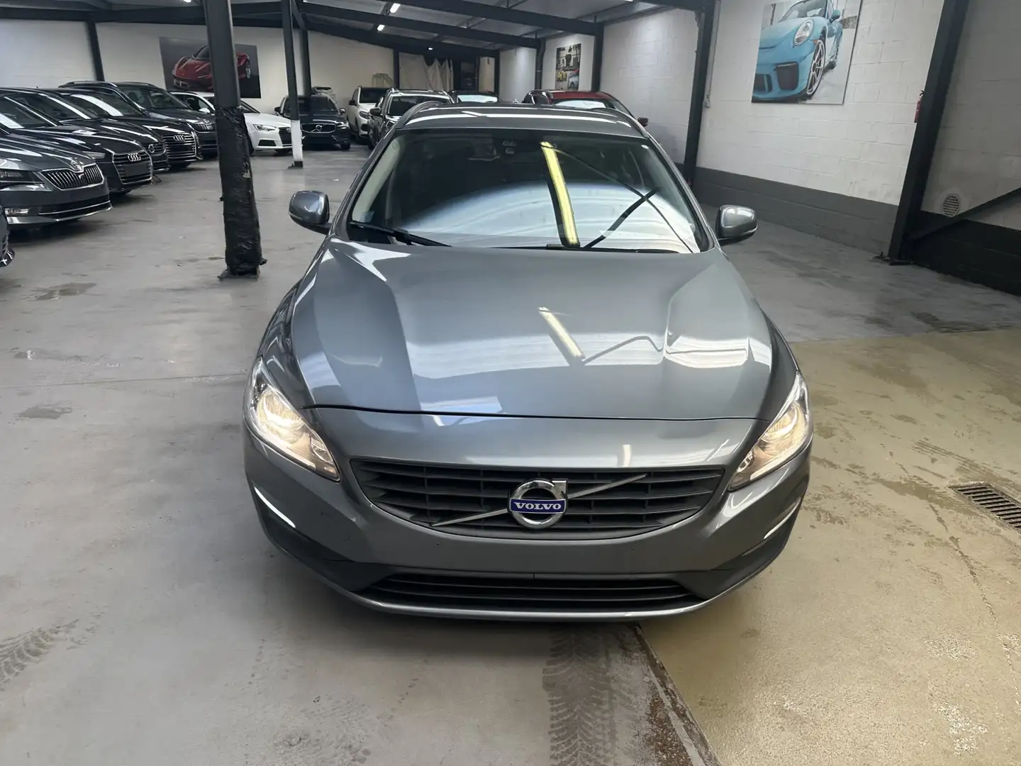 Volvo V60 2.0 T3 Kinetic CNG Gris - 2