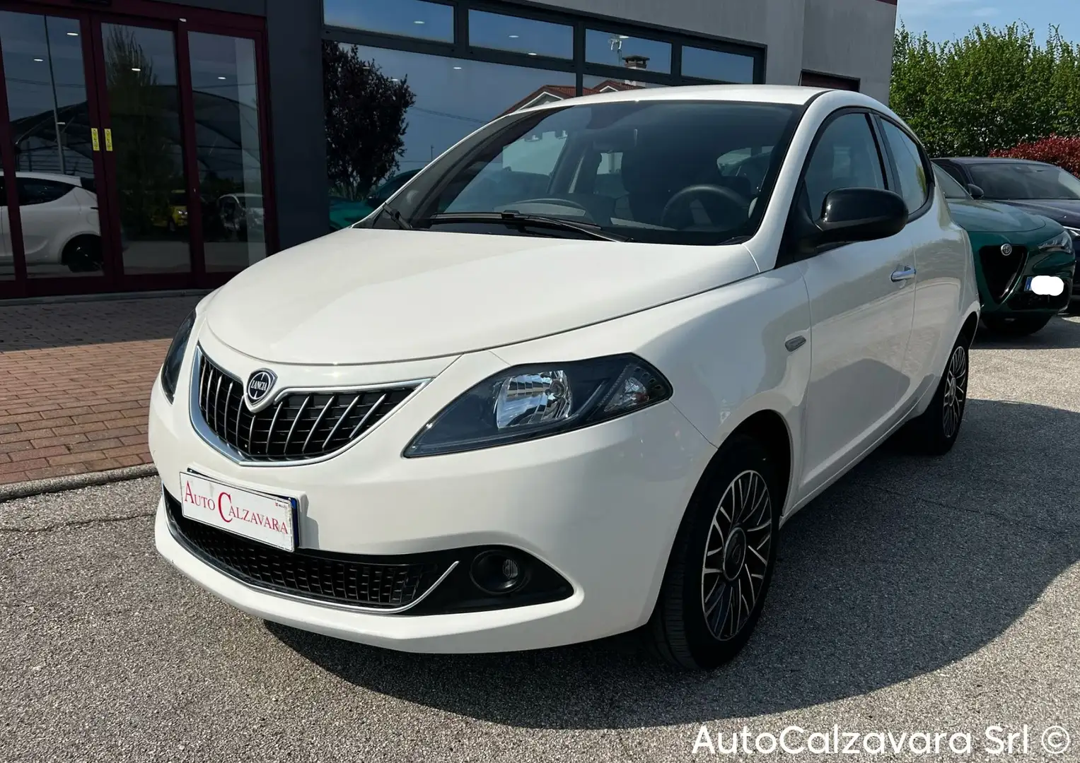 Lancia Ypsilon 1.0 FireFly 5 porte S&S Hybrid Platino / GT424HH Blanc - 1