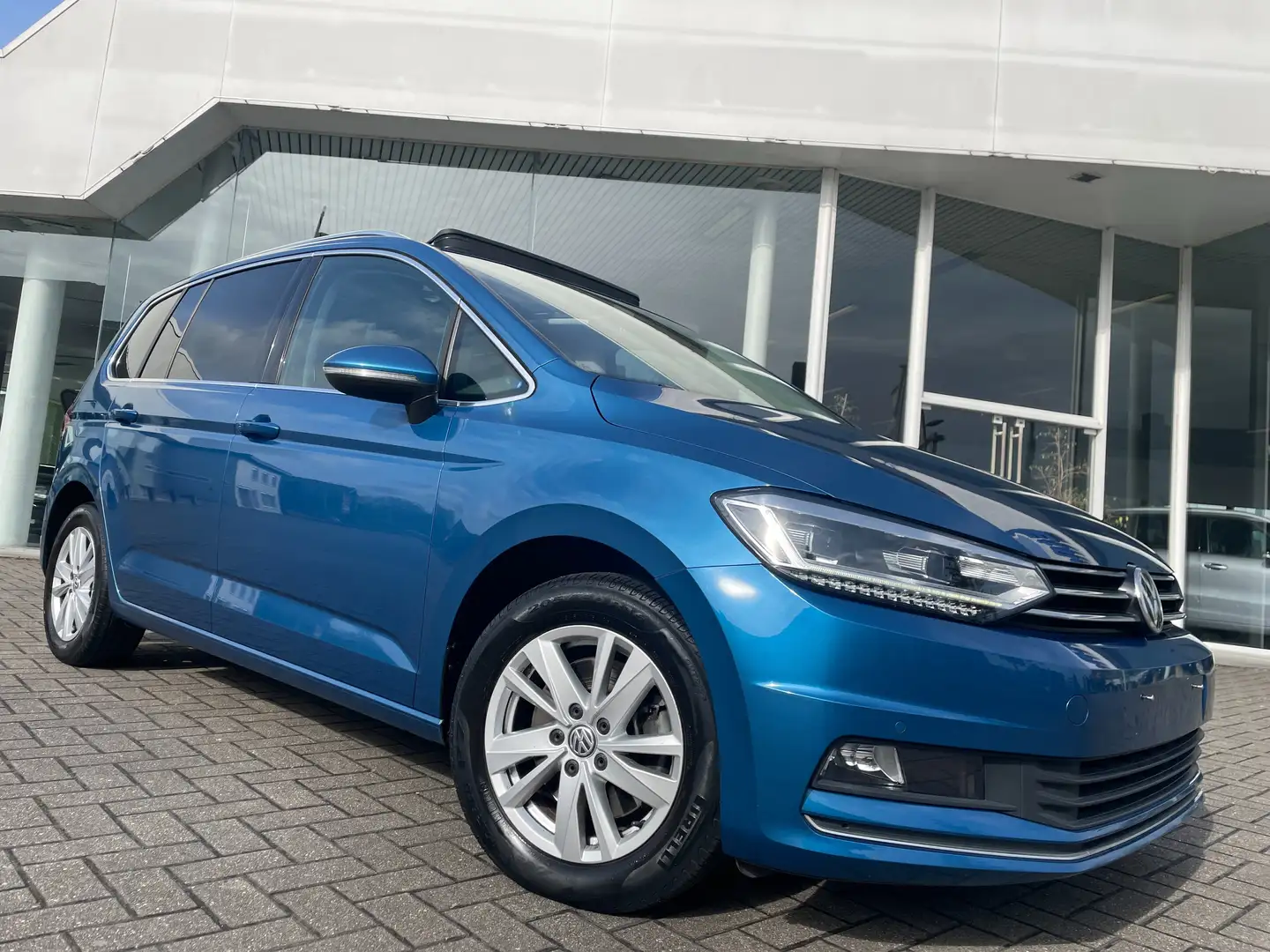 Volkswagen Touran 1.5 TSI ACT Highl LEDER PANORAMA TREKHAAK ACC Blauw - 1