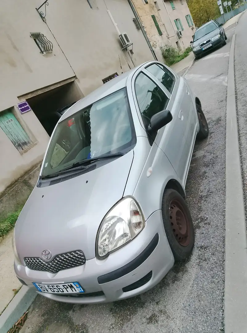 Toyota Yaris Yaris 65 VVT-i Linéa Terra Gris - 2