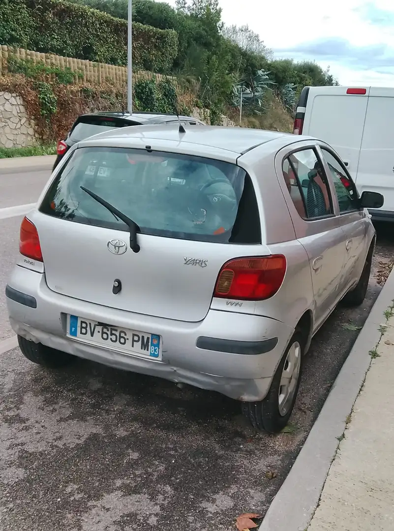 Toyota Yaris Yaris 65 VVT-i Linéa Terra Gris - 1
