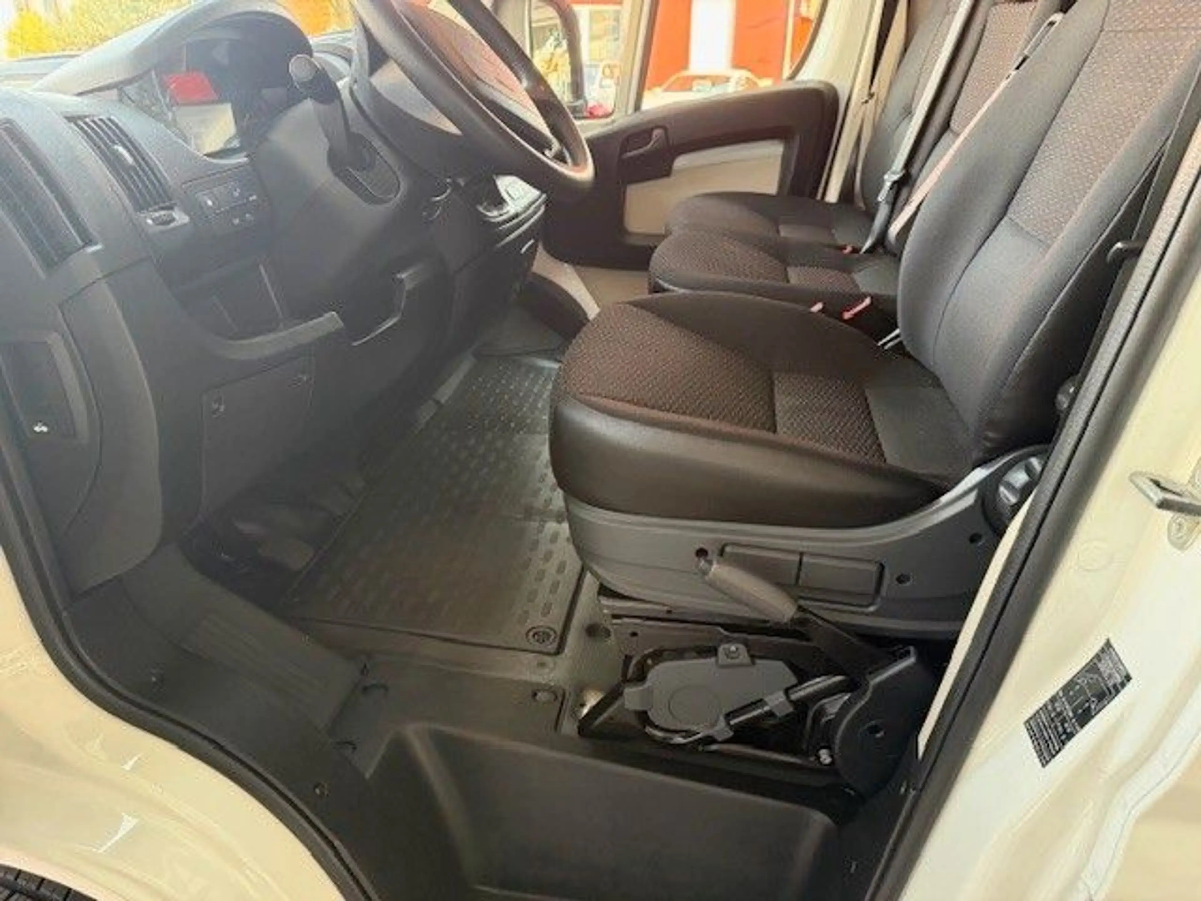 Peugeot Boxer Kombi 330 L1H1 Active Blue-HDi 110 9 Sitze — photo 7