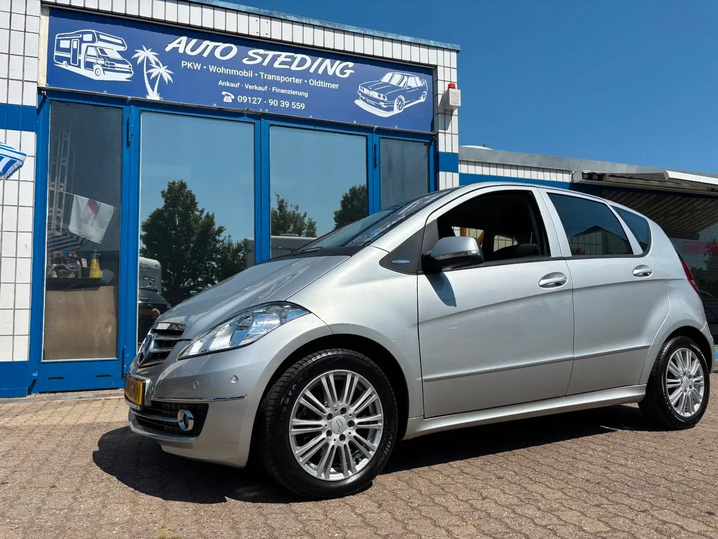 Mercedes-Benz A 180 Klima Sitzheizung 5 türig WENIG KM Silber - 1