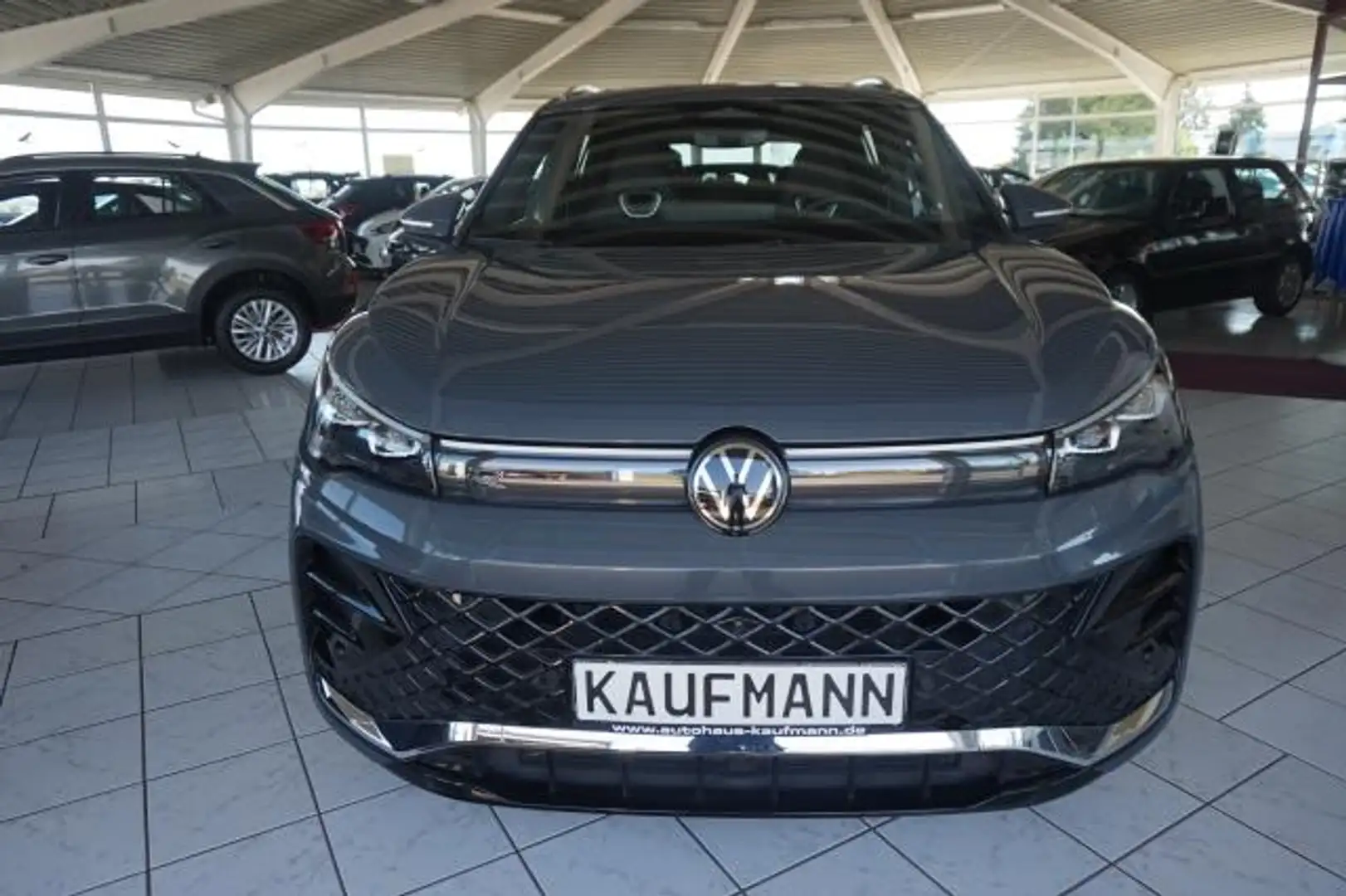 Volkswagen Tiguan TIGUAN 1,5 TSI DSG R-LINE PANO HARMAN MATRIX 20" Grau - 2