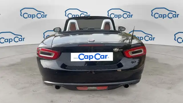 Fiat 124 Spider view 3