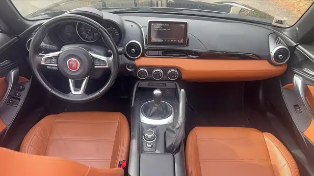 Fiat 124 Spider view 11