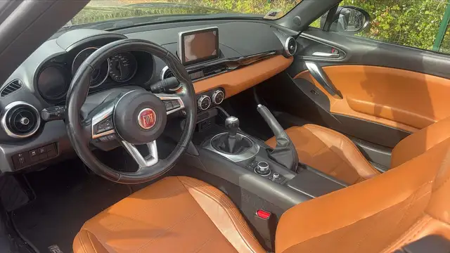 Fiat 124 Spider view 8