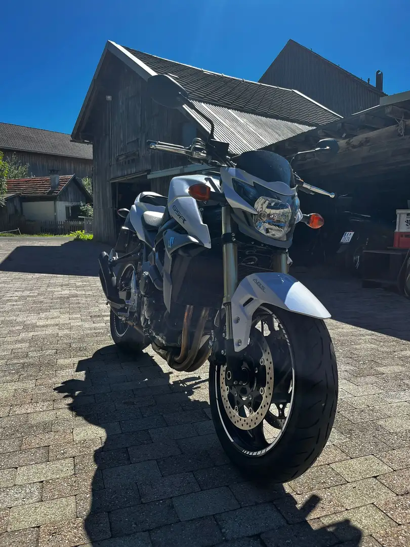 Suzuki GSR 750 Bílá - 2