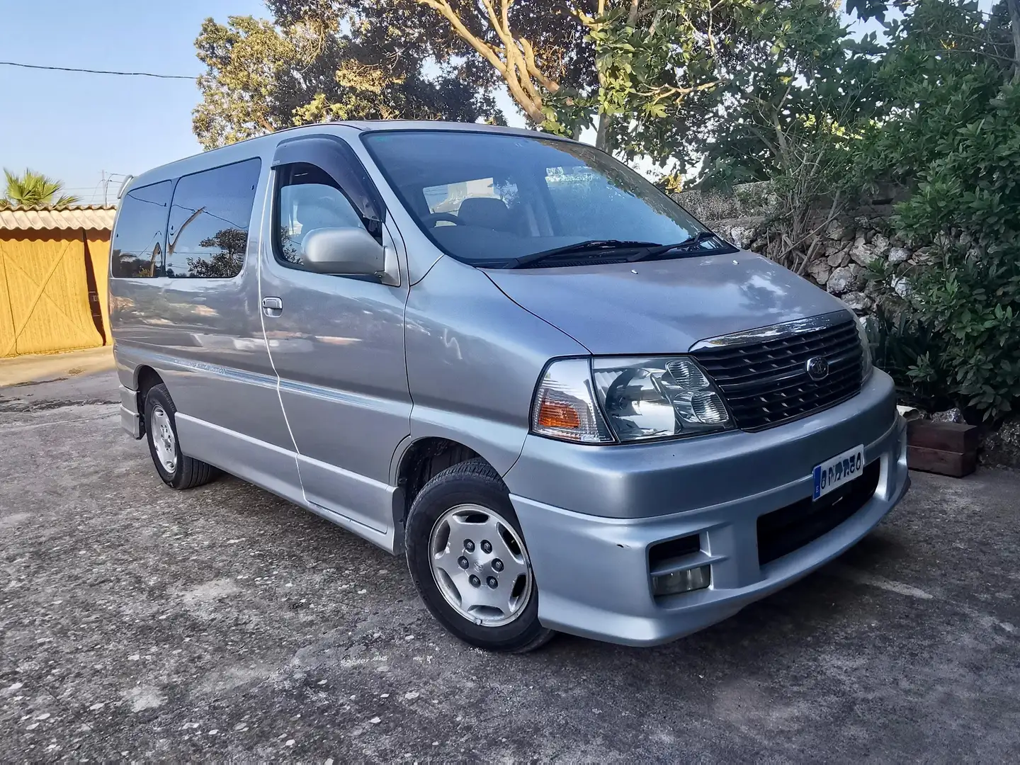 Toyota Hiace GranVia Srebrny - 1