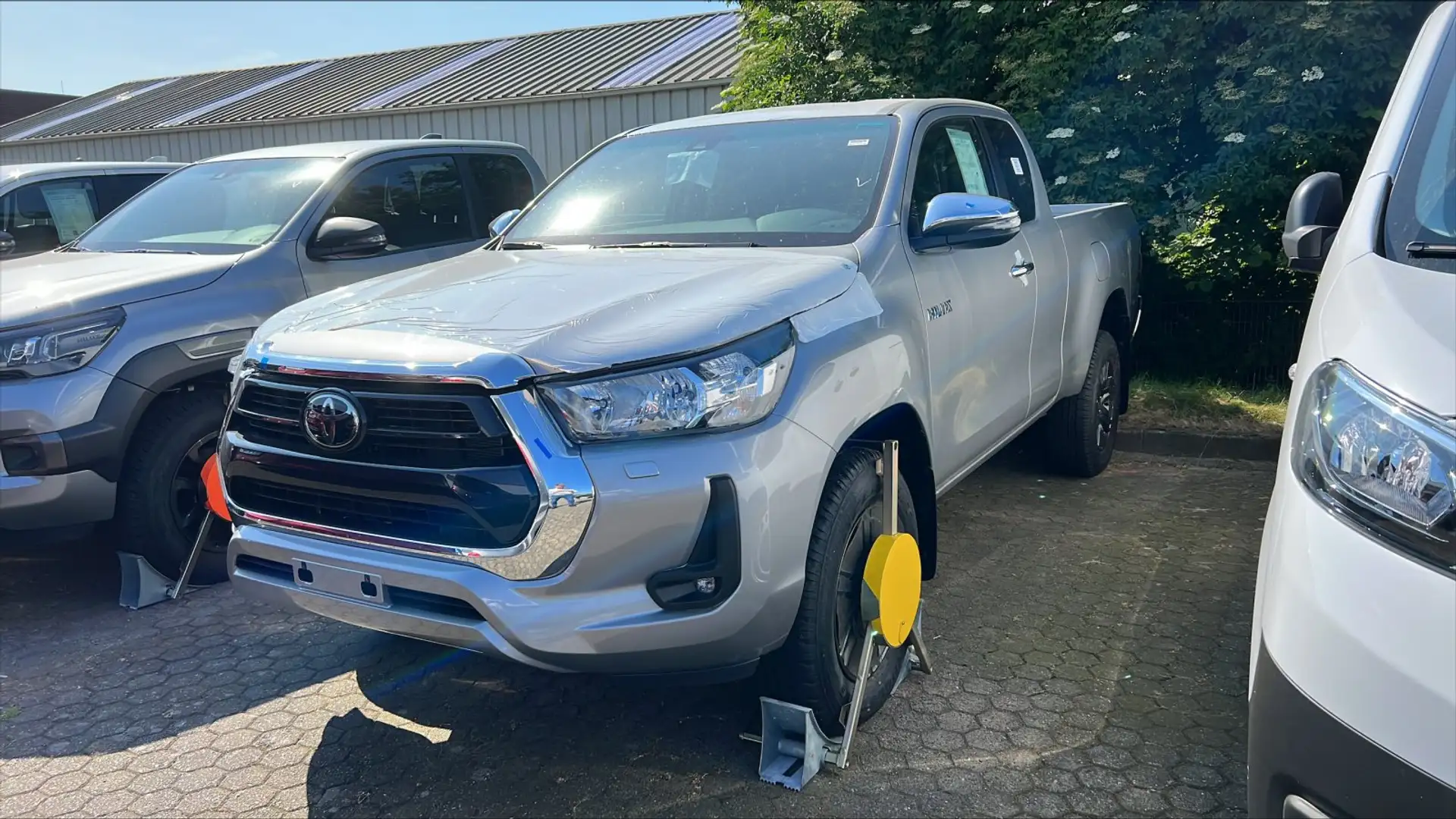 Toyota Hilux Extra Cab Comfort 4x4 Silber - 1