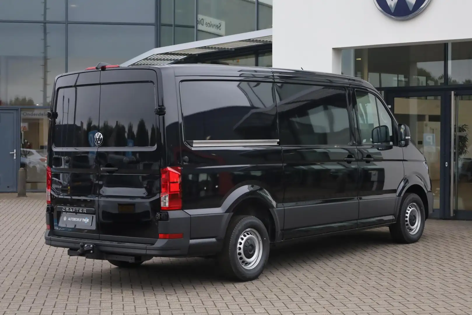 Volkswagen Crafter 30 2.0 TDI L3H2 Trendline 140PK / 103kW, BPM vrij, Zwart - 2