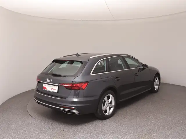 Audi A4 view 4