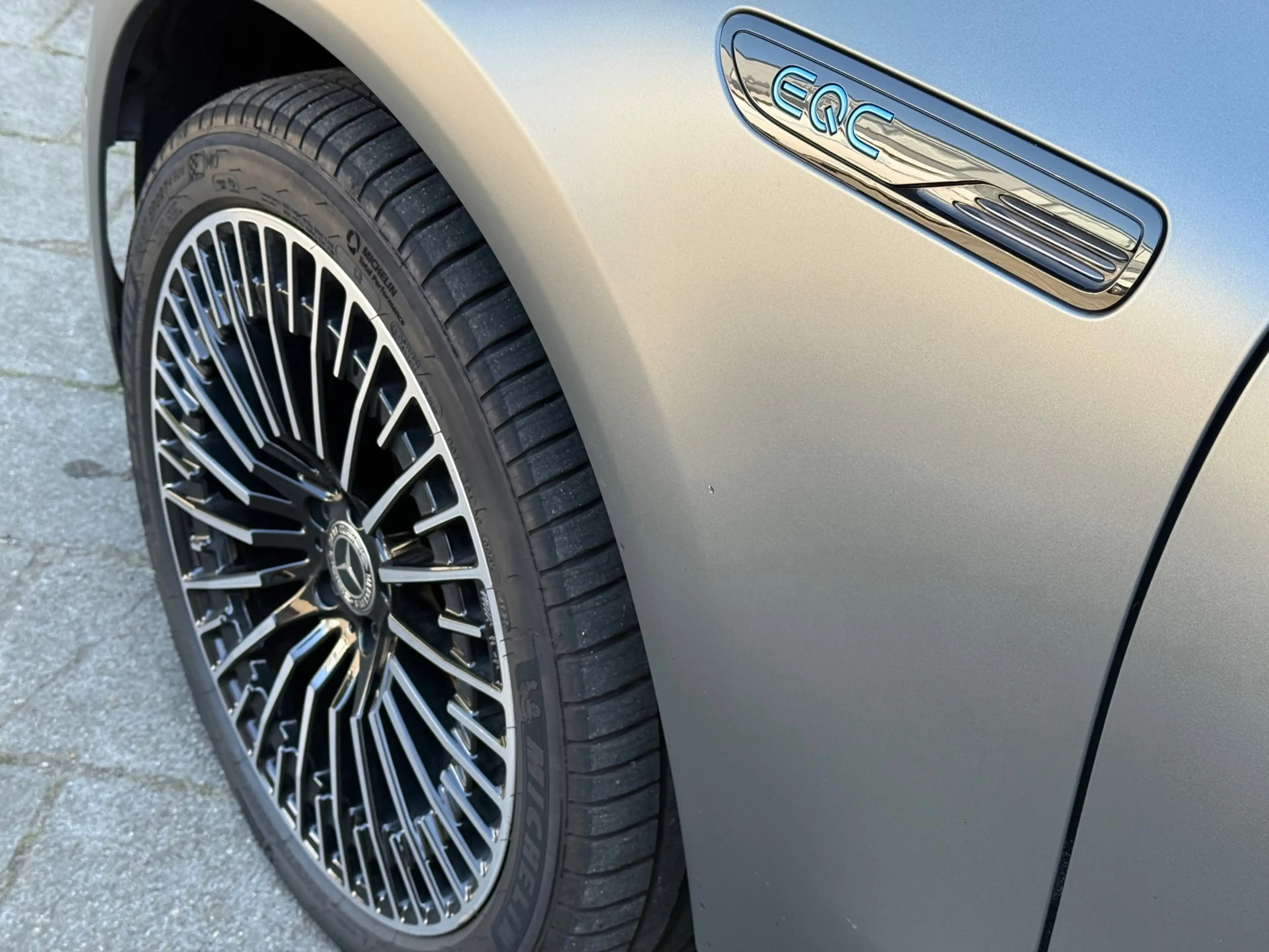 Mercedes-Benz EQC 400 4-Matic AMG 300KW l Pano l Headup l 360 Camera l B — photo 18