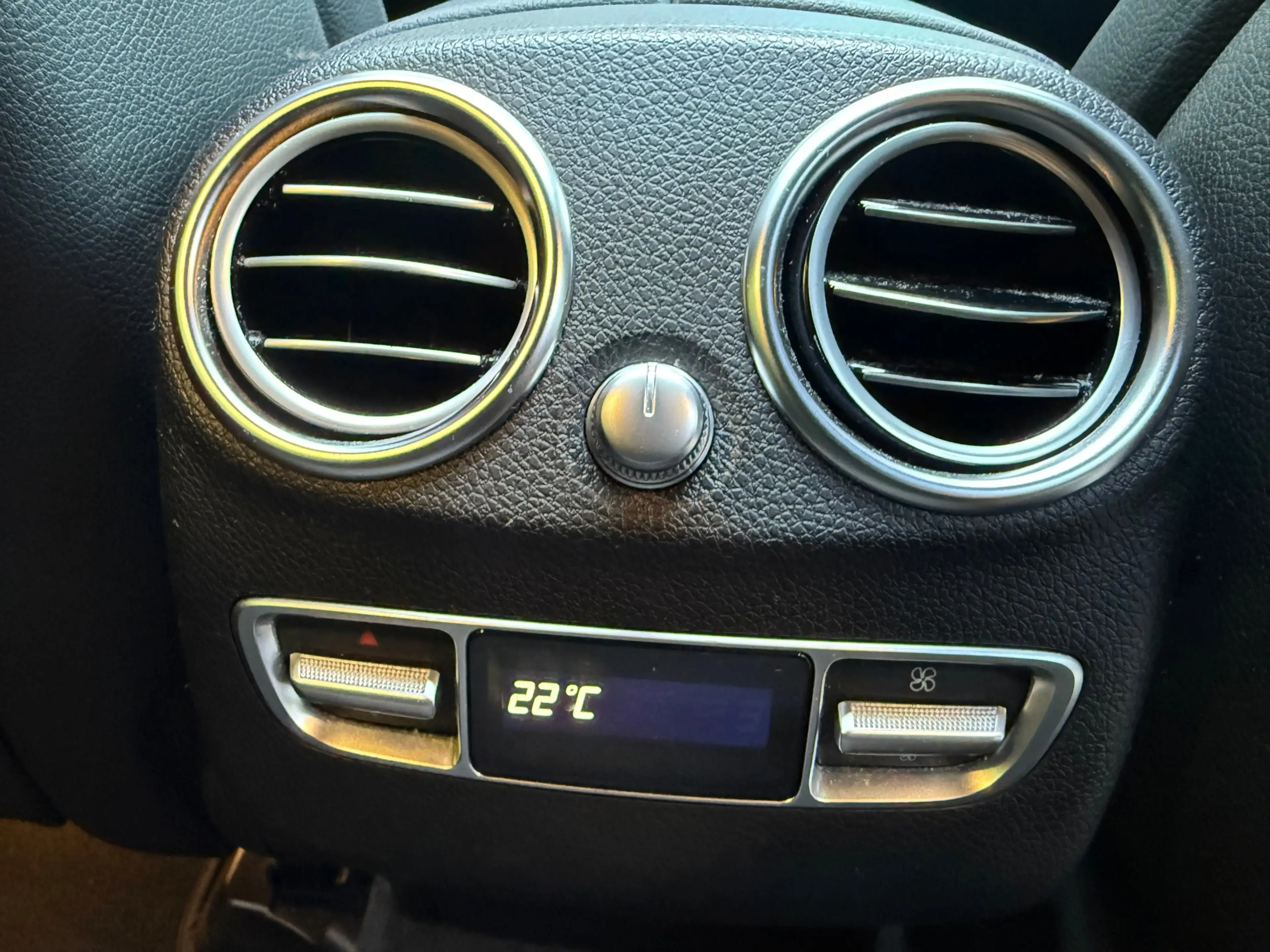 Mercedes-Benz EQC 400 4-Matic AMG 300KW l Pano l Headup l 360 Camera l B — photo 34