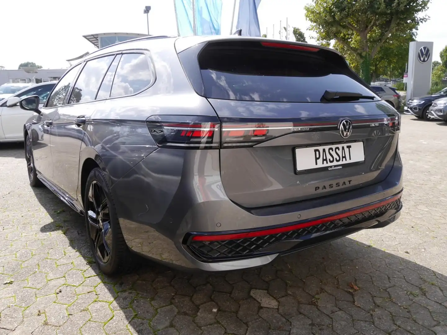 Volkswagen Passat 2,0l TDI 4M DSG *R-LINE* BLACK*KAMERA*IQ*HUD*SOFOR Grau - 2