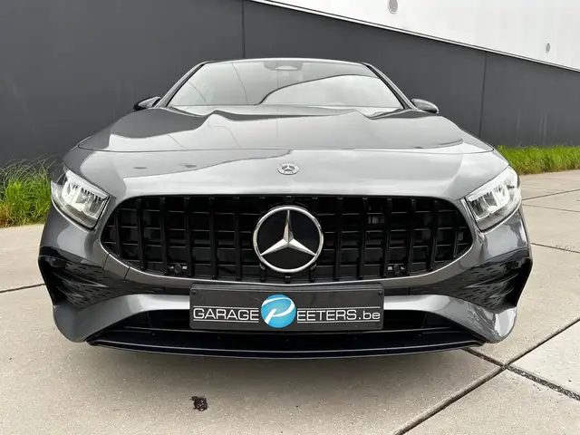 Mercedes-Benz 250 view 5