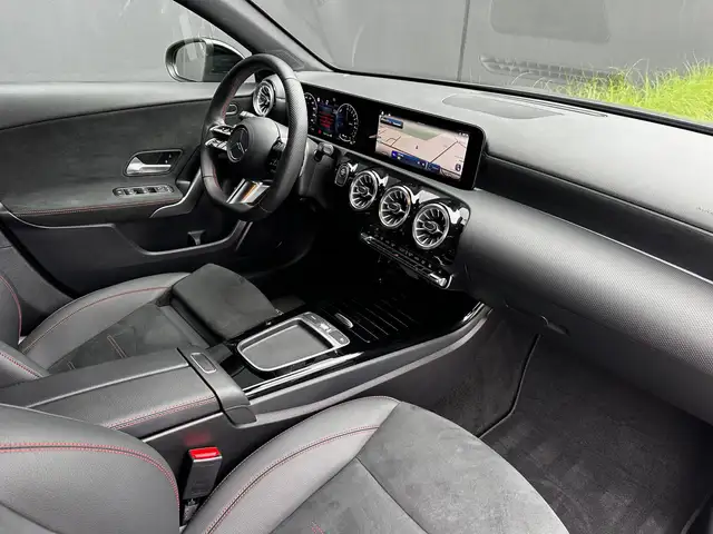 Mercedes-Benz 250 view 11