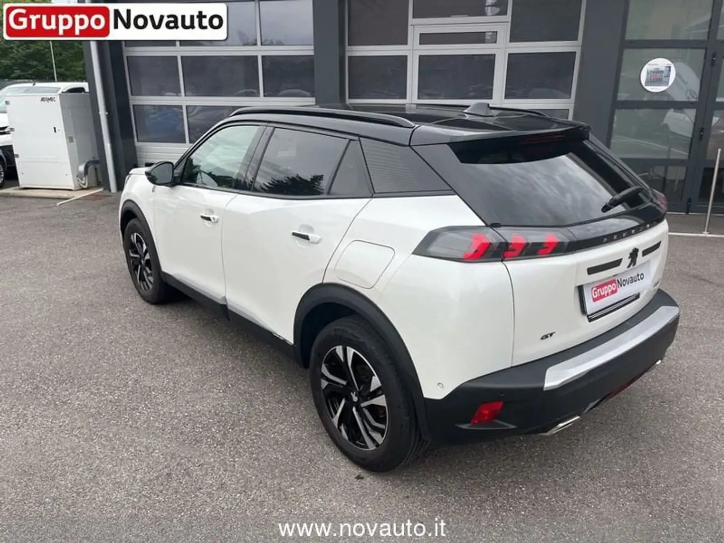 Peugeot 2008 PureTech 130 S&S GT Wit - 2