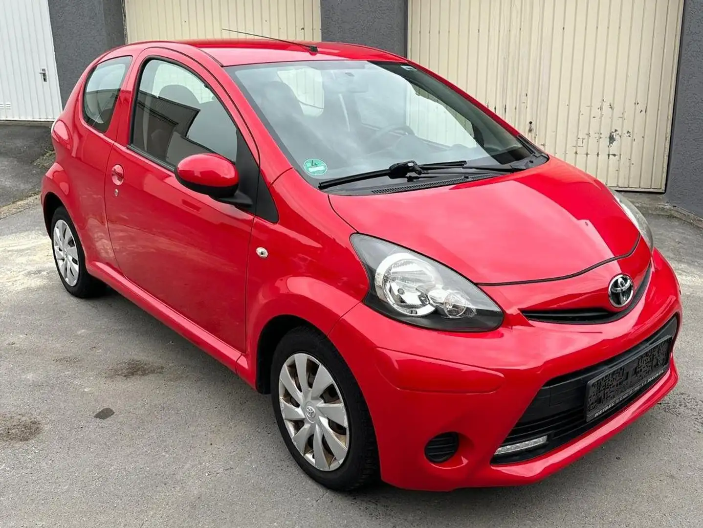 Toyota Aygo Cool 1 Hand Voll scheckheft Toyota Tüv Neu Rot - 1
