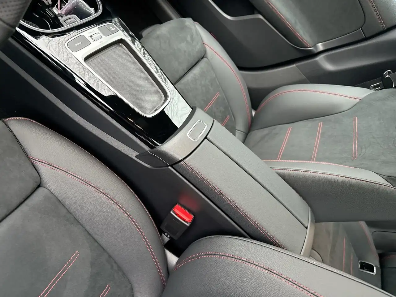 Mercedes-Benz CLA снимка Mercedes-Benz CLA