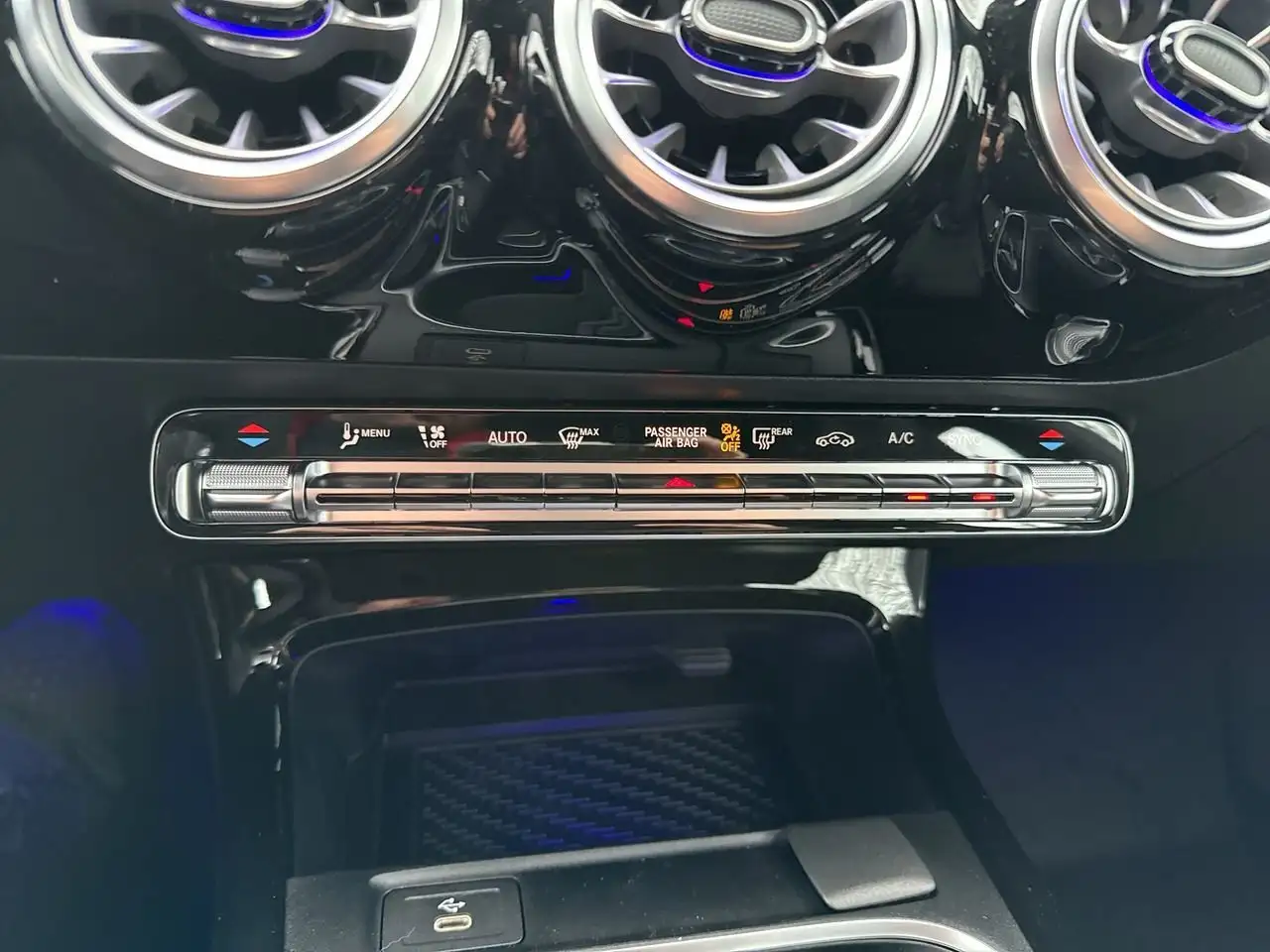 Mercedes-Benz CLA снимка Mercedes-Benz CLA