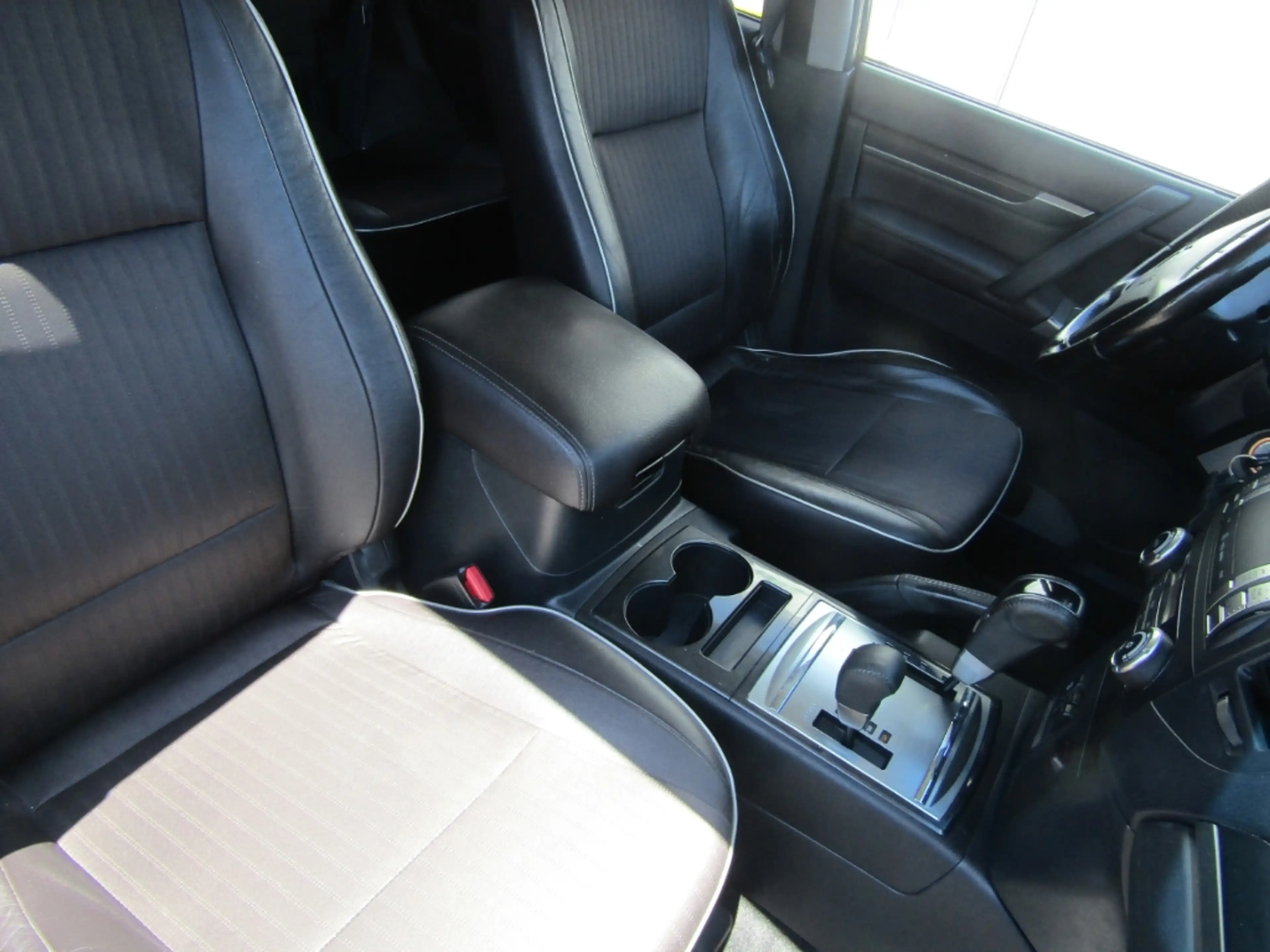 Mitsubishi Pajero 3.2 DI-D Intense AUTOMATIK KAMERA KLIMA SHZ — photo 4